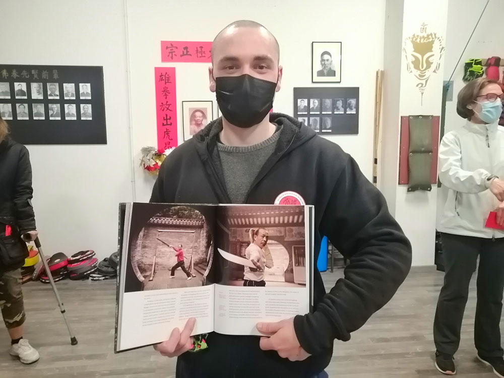 Rubén Romero con el libro "The art of Chinese Kung Fu"