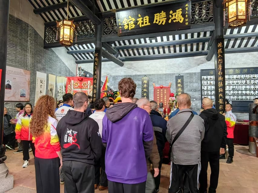 Ofrenda de incienso dentro del Templo, nuestro Sifu Rubén Romero en la fila de abajo junto con maestros de otras escuelas que también acudieron al evento.