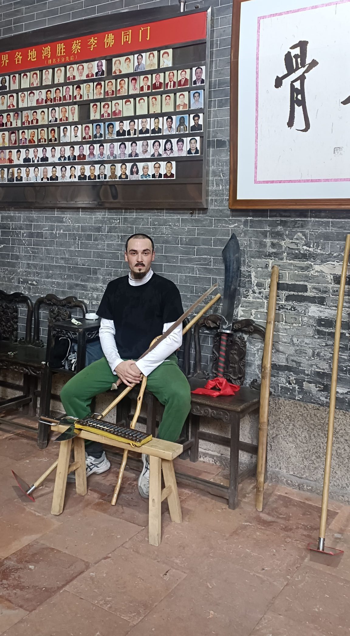 Rubén Romero en el Hung Sing Kwoon, junto a armas más tradicionales como el sable de dos manos, los cuchillos mariposa o la espada, aparecen también la caña de polea, la banqueta, la azada o el ábaco.